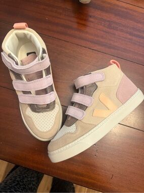 VEJA Kids V-10 Mid Suede high-top in the Almond Peach Size 4 Youth